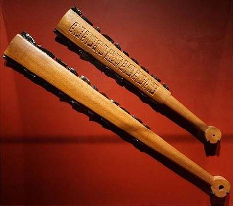 O Macuahuil era  composto por um largo pedaço de madeira, no formato de uma espada, com pequenos pedaços de vidro vulcânico de ambos os lados