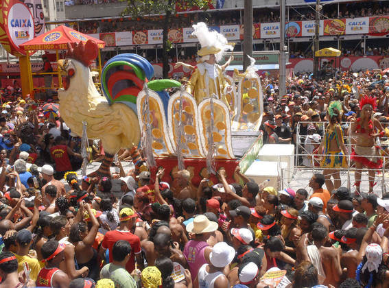 O maior bloco carnavalesco de frevo de Pernambuco é o Galo da Madrugada, que preserva as tradições locais. Eles tocam ritmos pernambucanos e desfilam sem cordões de isolamento. O desfile do galo da madrugada é um dos momentos para se ouvir e dançar frevo no carnaval. É considerado desde 1994 o maior bloco de carnaval do mundo pelo Guinness Book
