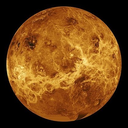 O mais quente é Vênus (2º em distância do Sol). Tem atmosfera densa e turbulenta, rica em gases como o dióxido de carbono, com constante efeito estufa. As temperaturas atingem 470°C. Na foto, imagem obtida por radar da superfície de Vênus. 