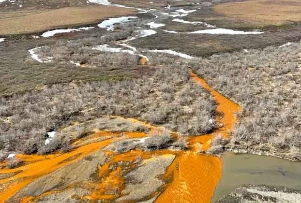 O mais recente caso é do Rio Salmon, no Parque Nacional do Vale de Kobuk, que ganhou esse tom alaranjado sem motivo aparente.