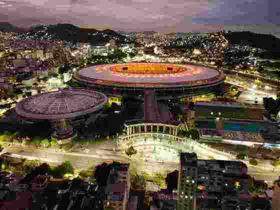 O Maracanã, palco de tantas grandes atuações de Pelé, se iluminou de dourado, em homenagem ao Rei. 