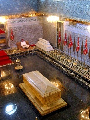 O mausoléu tem os túmulos do Reii Hassan e de seus dois filhos: Hassan II e Mulai.