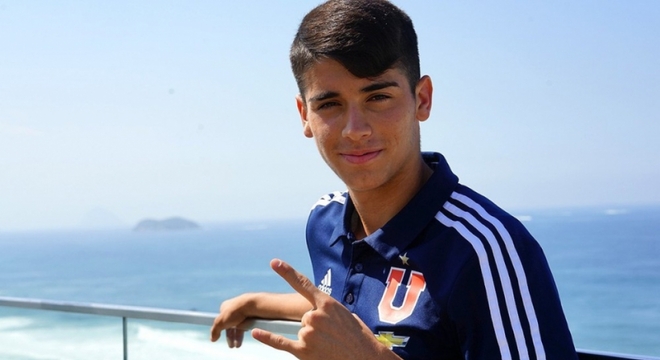 O meia chileno Ángelo Araos, da Universidad de Chile, disse ter uma oferta do Corinthians e se animou com a chance de atuar no futebol brasileiro. O jogador tem 21 anos. Araos falou sobre a negociação à 'Fox Sports' do Chile: 'Não vou mentir sobre isso, jogar no Brasil seria um salto que eu gostaria de dar na minha carreira'