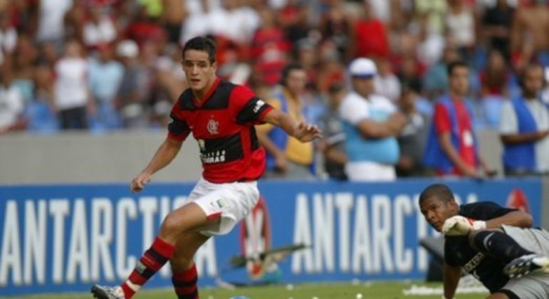 O meia fez 11 jogos com a 10 do Fla na competição continental.