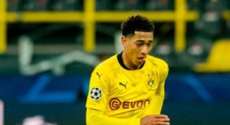 O meia inglês Jude Bellingham é bastante cobiçado em seu país. Atuando no Borussia Dortmund, ele deve receber propostas. O jornal "Mirror" afirmou que o Liverpool lidera a corrida pela contratação do jogador. De acordo com as informações, a operação pode girar em torno dos 90 milhões de libras (R$ 671,7 milhões).

