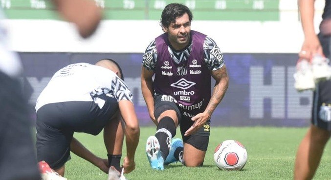 O meia santista Ricardo Goulart no aquecimento para jogo com Guarani