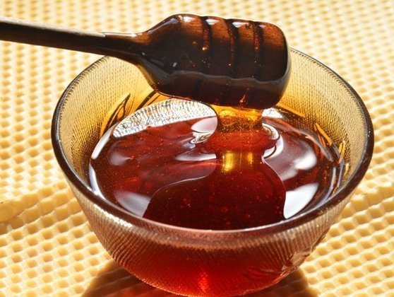 O mel estimula a produção de serotonina, neurotransmissor responsável pela sensação de prazer e bem-estar, segundo Roberto Navarro. Duas colheres de sobremesa, ao dia, são suficientes.