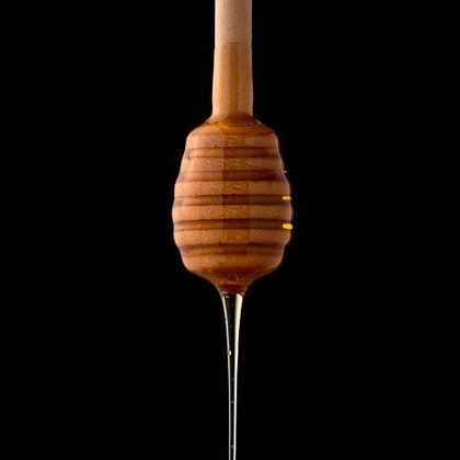 O mel estimula a produção de serotonina, neurotransmissor responsável pela sensação de prazer e bem-estar, segundo Roberto Navarro. Duas colheres de sobremesa, ao dia, são suficientes.