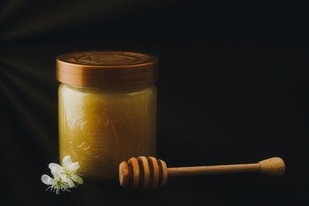 O mel possui propriedades anti-inflamatórias, analgésicas e cicatrizantes, que reduzem o sangramento e aliviam a dor e a coceira causadas pelas hemorroidas. Basta misturar mel, azeite e cera de abelha e aplicar no local.