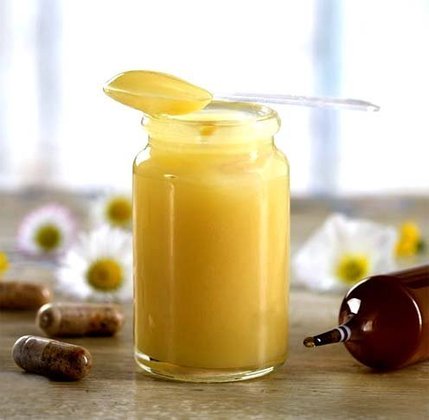 O mel possui propriedades que reduzem o tempo de cicatrização. Ele esteriliza feridas reduzindo a dor, o  cheiro e o tamanho, facilitando a cura. É  considerado mais eficaz do que alguns curativos.