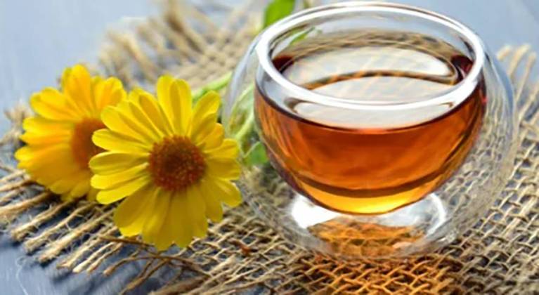 O mel tem ação antimicrobiana, combatendo infecções causadas por fungos, vírus e bactérias e aliviando a dor de garganta e a tosse.