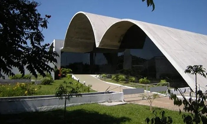 O Memorial foi projetado por Oscar Niemeyer, o maior arquiteto brasileiro e um dos mais prestigiados do mundo.  E é um monumento à integração cultural, política, econômica e social da América Latina.