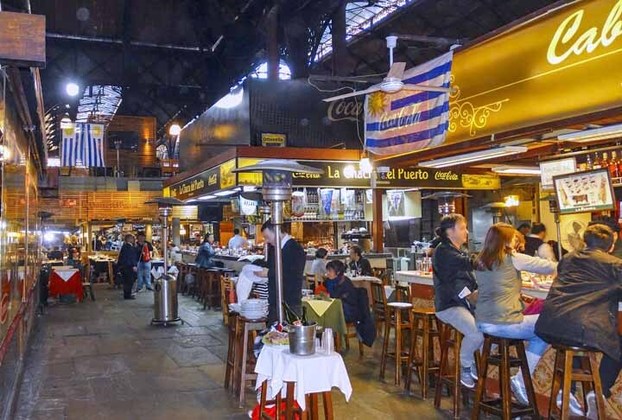 O Mercado del Puerto, em Montevidéu, está localizado no bairro Ciudad Vieja, ao lado do centro da cidade. Criado em 1868 como um mercado comum que vendia alimentos, é considerado um incrível ponto turístico, contando com alguns dos melhores restaurantes da cidade. 