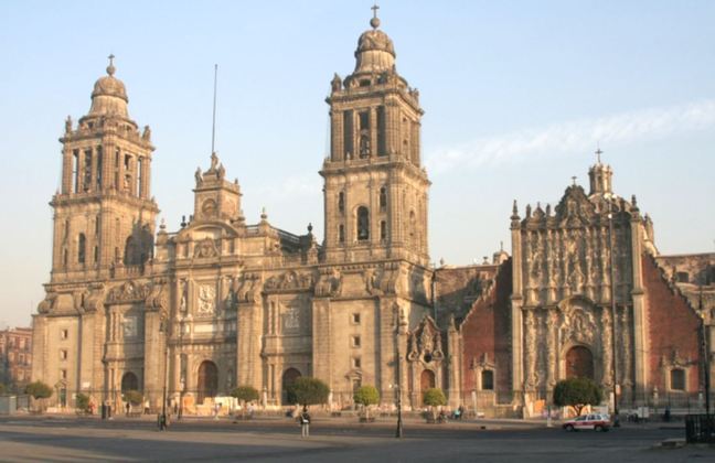 O México é o pais mais visitado por turistas na América Latina. Ele tem dois tipos de atrativos, ambos fortes. O histórico-cultural, com várias cidades que atraem pessoas do mundo inteiro, a começar pela capital, Cidade do México. Na foto, a bela catedral da Cidade do México. 