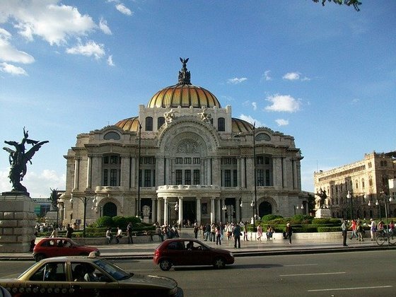 O México tem maioria católica (82,7% da população) e o Santuário de Nossa Senhora de Guadalupe é um importante ponto de peregrinação e devoção.  