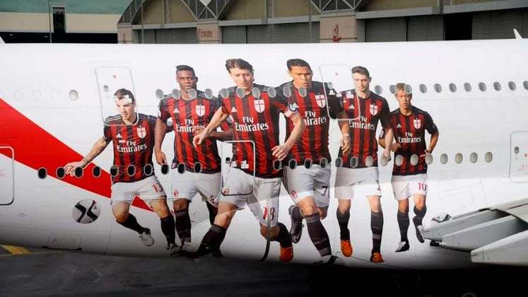 O Milan é outro gigante europeu que é patrocinado pela Emirates. Assim como o Arsenal, os jogadores do clube italiano já estamparam uma das aeronaves da empresa.