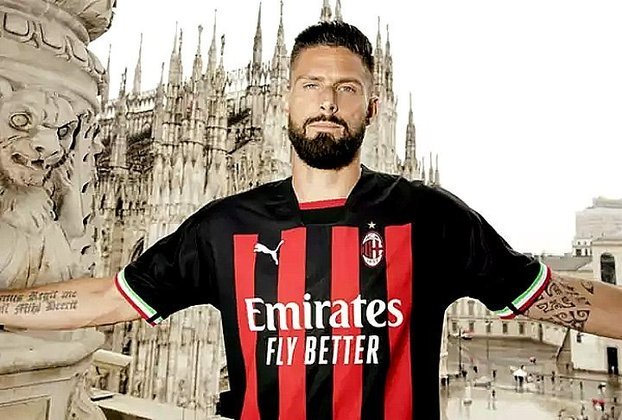 O Milan lançou, no último dia 4, esta camisa para a temporada 2022/2023. O modelo preserva o vermelho e preto, com detalhes que lembram a Itália. O modelo é da Puma. O time é o atual e segundo maior campeão local, com 19 conquistas, atrás da Juventus, que tem 36.