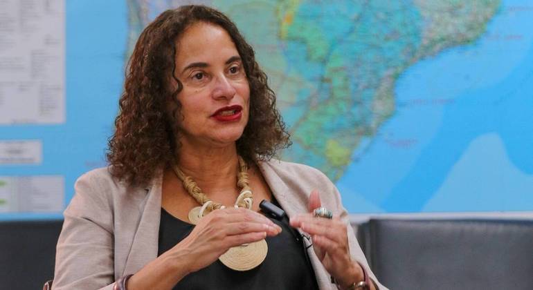 Luciana Santos, ministra da Ciência, Tecnologia e Inovação, no programa 'A Voz do Brasil'