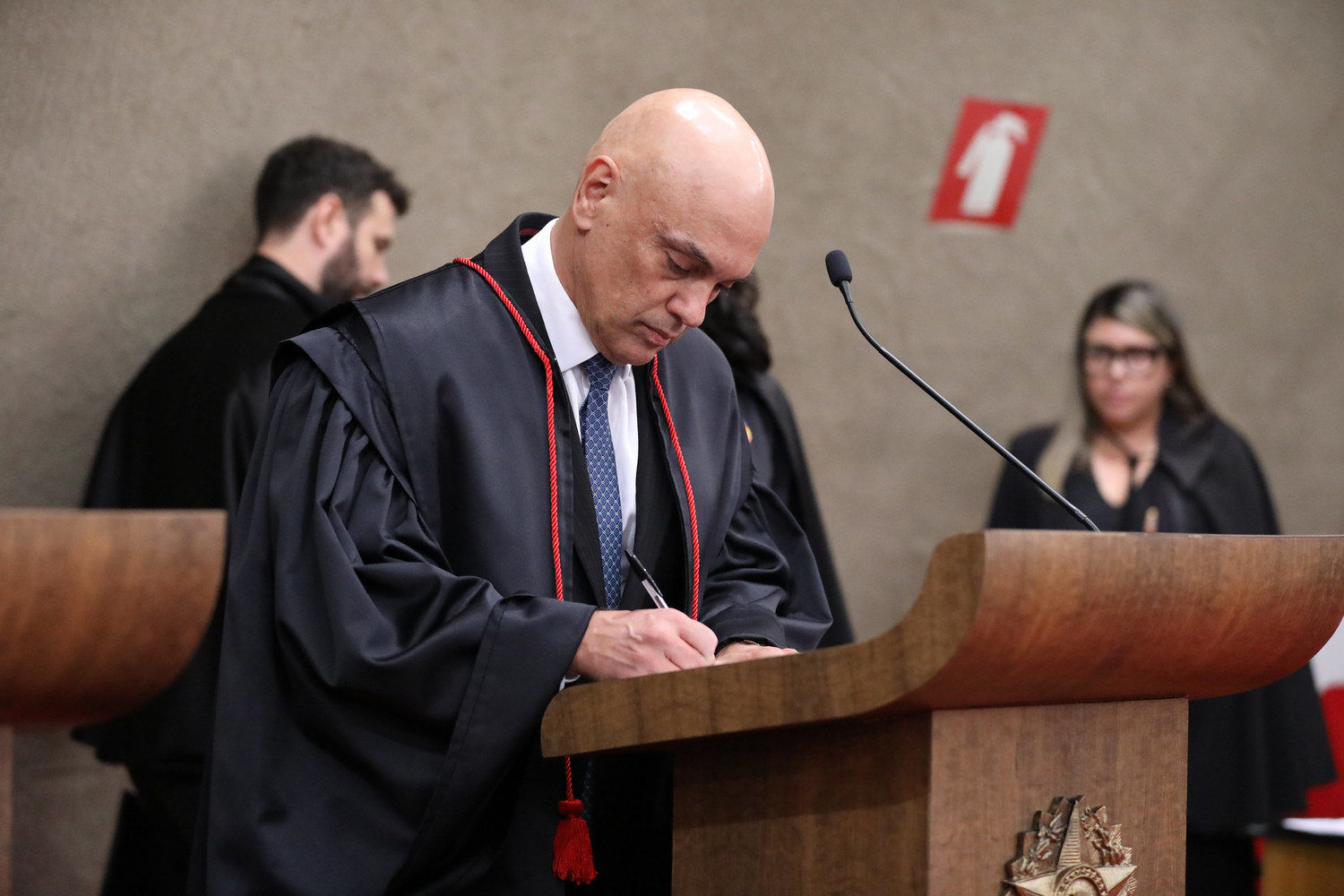 O ministro Alexandre de Moraes ao assinar o termo de posse como presidente do TSE