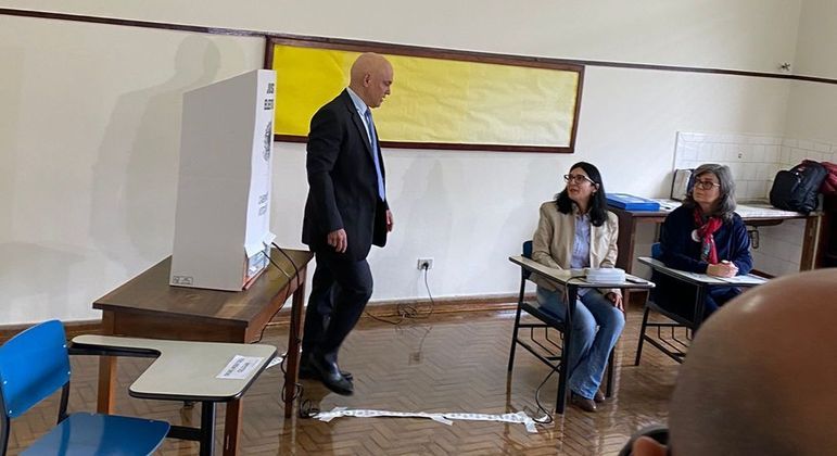 O ministro Alexandre de Moraes, presidente do TSE, vota em São Paulo