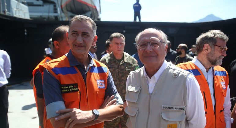 O ministro Waldez Góes e o vice-presidente Geraldo Alckmin durante visita ao litoral norte de SP