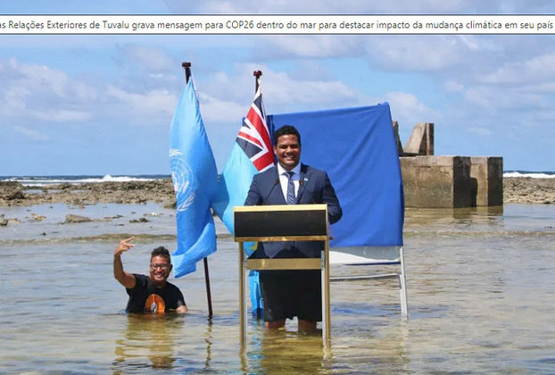 O Ministro da Justiça de Tuvalu, Simon Kofe, postou vídeo em que aparece com água na altura dos joelhos num local onde o terreno era seco anos atrás. 