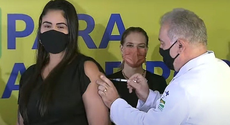 Marcelo Queiroga aplica primeira dose de vacina 100% produzida no Brasil