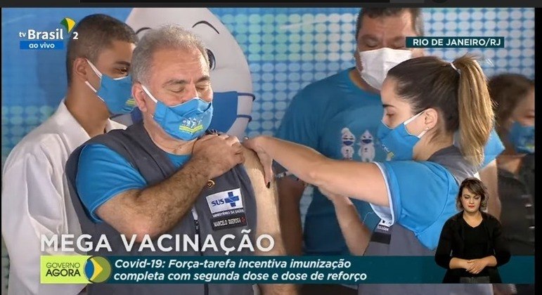 O ministro da Saúde, Marcelo Queiroga, foi vacinado com a dose de reforço neste sábado (20)