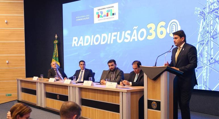O ministro das Comunicações, Juscelino Filho, durante balanço de ações de 100 dias