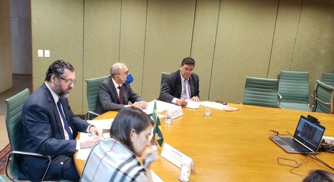 O ministro Ernesto Araújo em videoconferência