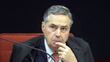 Ministro Luís Roberto Barroso é escoltado após ser hostilizado por manifestantes em SC
