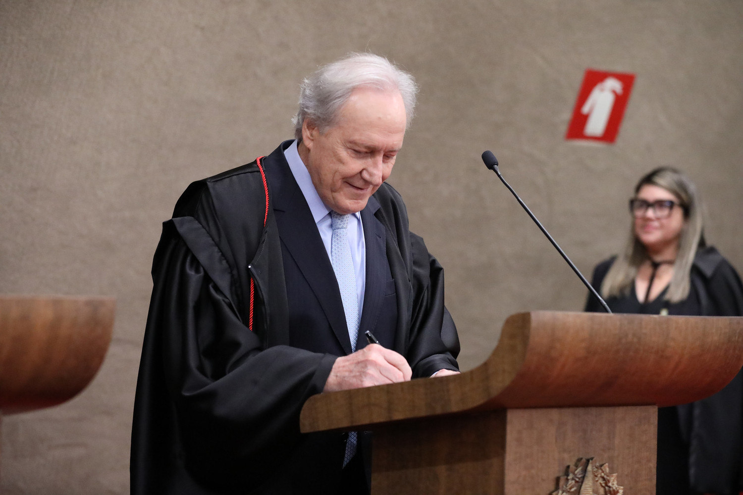 O ministro Ricardo Lewandowski ao assinar o termo de posse como vice-presidente do TSE