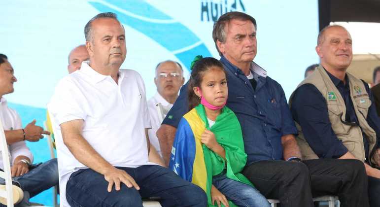 O ministro Rogério Marinho e o presidente Bolsonaro durante inauguração do 'Canal do Agreste'