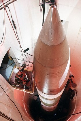 O míssil Minuteman é disparado de silos: um tipo de abrigo subterrâneo.  