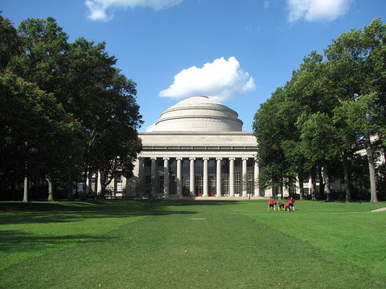 O MIT (Massachusetts Institute of Techonoly), localizado em Cambridge, nos Estados Unidos, é a melhor universidade do mundo, segundo o ranking QS World.