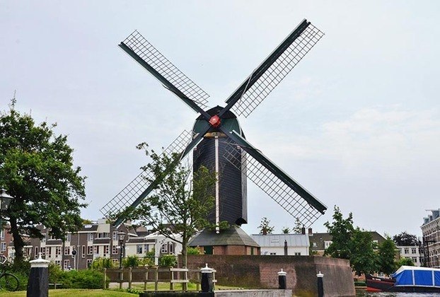 O moinho “De Put” teve sua construção finalizada em 1987. Foi criado para fabricar farinha para os residentes da cidade de Leiden, função que exerce até os dias atuais. Ele é aberto ao público aos sábados e as pessoas podem comprar misturas para pão e panqueca. 