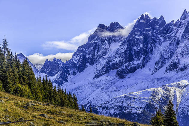 O Mont Blanc, na França, já deixou mais de 1.800 mortos. É que o parque se notabilizou por não exigir licença especial de acesso. E, mesmo cientes do perigo, milhares de aventureiros se arriscam nas rotas da montanha, de 4.810 metros de altitude. 