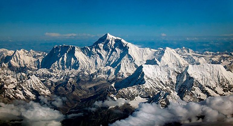 O Monte Everest, no Nepal/China/Tibete, é o mais alto da Terra. Seu pico, na Cordilheira dos Himalaias, está 8.848 metros acima do nível do mar. A montanha tem duas rotas principais de escalada: cume sudeste no Nepal e cume nordeste no Tibete, além de 13 rotas menos usadas.