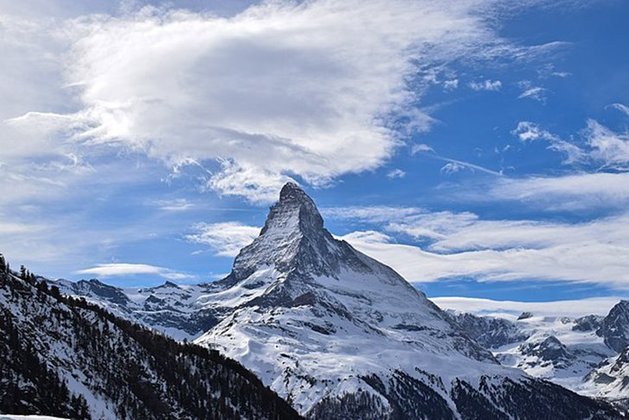 O Monte Matterhorn, na Itália/Suíça, tem 4.478 metros, nos Alpes. O acesso a aeroportos internacionais e a boa infraestrutura aumentaram sua procura, mas inclinações íngremes e mudanças imprevisíveis de tempo representam grande risco. Desde 1865, mais de 500 pessoas morreram nesta montanha.