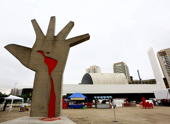 O monumento Mão se destaca no Memorial. Com 7m de altura, a obra criada por Oscar Niemeyer homenageia os mártires do continente que perderam sua vida em prol da liberdade. O aparente sangue na palma da mão tem o formato da América Latina. e 