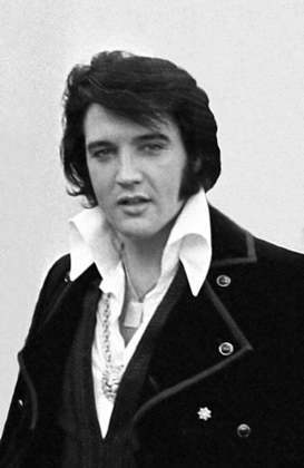 O motivo de não ter nenhuma música de Elvis no filme que conta sua história de casado com Priscilla Presley é por desentendimentos entre a produção e a família. 