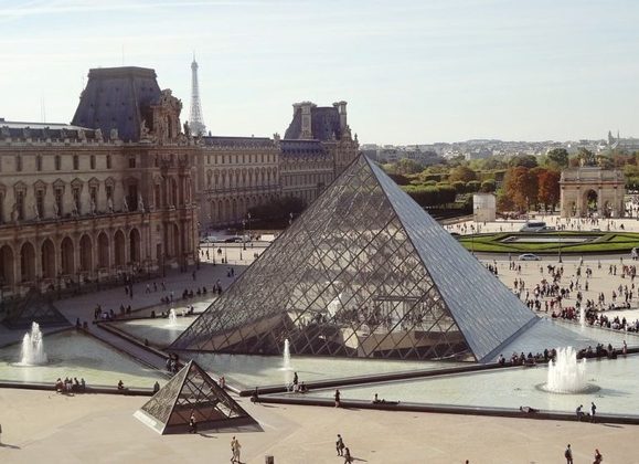 O Museu do Louvre é uma das instituições culturais mais renomadas do mundo. Localizado em Paris, na França, o museu ocupa um antigo palácio real e exibe uma vasta coleção de obras de arte e artefatos históricos.