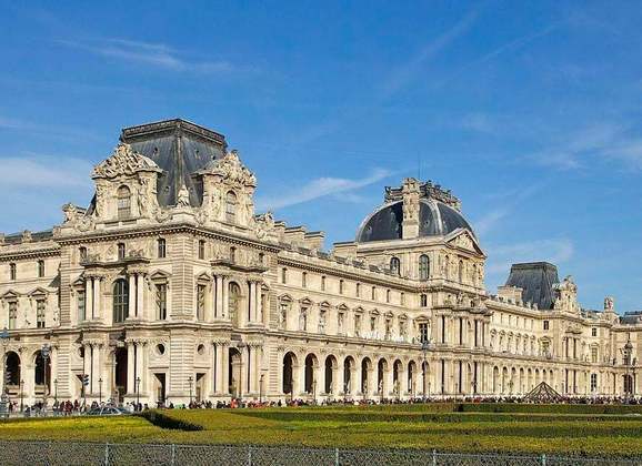 O Museu do Louvre foi fundado em 1793 e já foi o palácio real dos reis franceses, antes de se tornar um museu público.