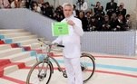 O músico David Byrne chega de bike ao evento que é considerado o 'Oscar da Moda'