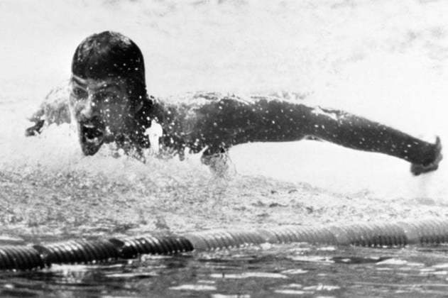 O nadador americano Mark Spitz ganhou sete medalhas de ouro nas Olimpíadas de Munique, em 1972. Nos mesmos Jogos, porém, ocorreu um terrível atentado contra a delegação israelense que acabou com esportistas mortos. Spitz, que tem origem judaica, decidiu se aposentar das piscinas devido aos acontecimentos, com somente 22 anos de idade.