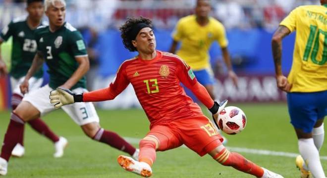 O Napoli, da Itália, através do seu presidente Aurelio De Laurentis, confirmou que o goleiro Guillermo Ochoa está no topo da lista para reforçar a equipe na janela de transfer