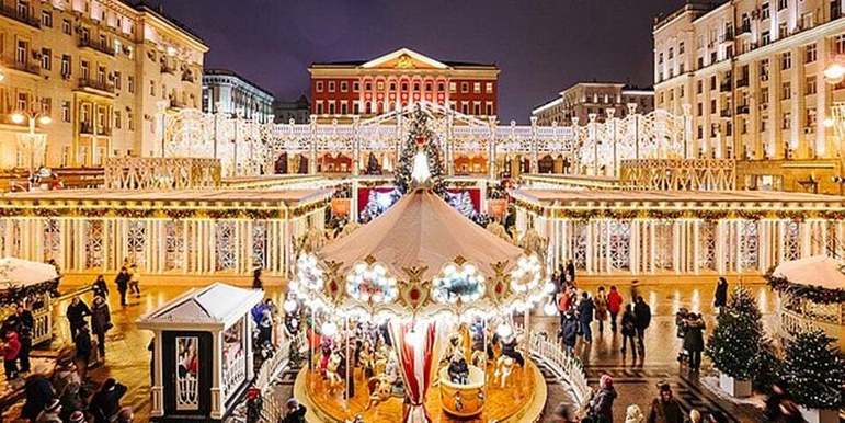 O Natal para os russos é apenas em 7 de janeiro, um costume da Igreja Ortodoxa. Mas, na capital Moscou, a neve que cai sobre o Kremlin, a Praça Vermelha e outros maonumentos em dezembro é a certeza de uma época especial no país. 