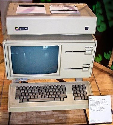 O negócio foi expandindo, com base em estudos que faziam a tecnologia evoluir. Em 1983 foi lançado o Apple Lisa, primeiro computador a usar a interface gráfica, com base na tecnologia Xerox.