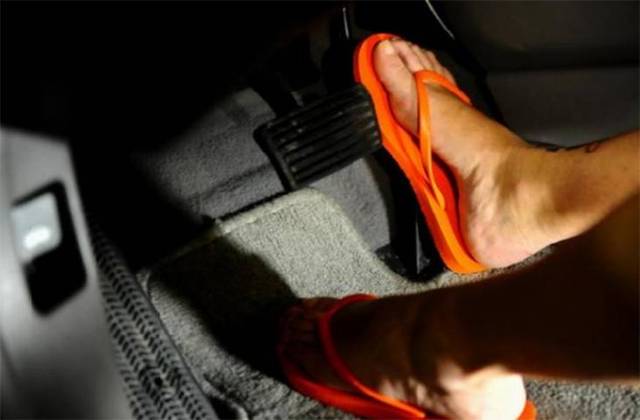 O nono lugar fica com dirigir veículo usando calçado que não se firme nos pés e comprometa a utilização de pedais, com 31.594 notificações, o responsável por 2% do total. 