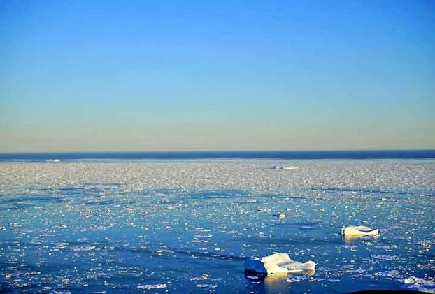 O Oceano Glacial Ártico é um mar interior, suas águas permanecem praticamente o ano todo congeladas, criando uma barreira natural para o desenvolvimento da pesca e o transporte marítimo.